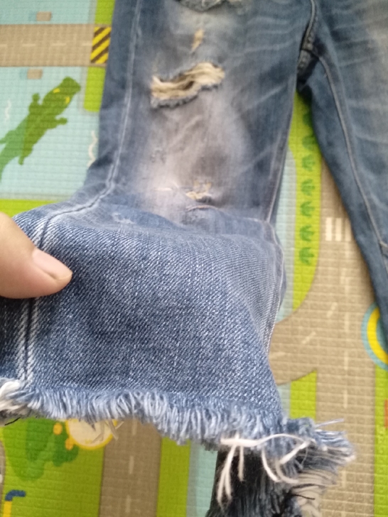 直筒牛仔裤八成新买时一百多适合130-14...