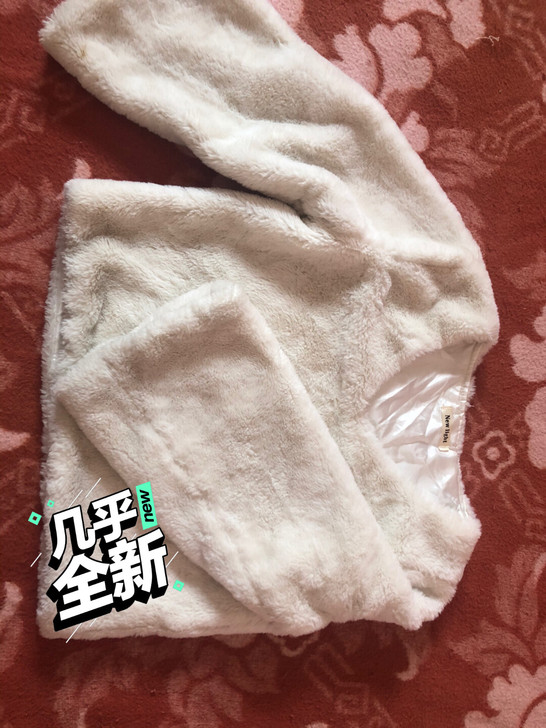 仿皮毛,毛毛软软的,摸起来很舒服,没有穿过...