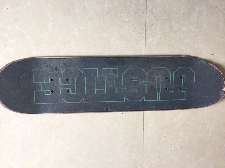 从朋友那买的滑板，很舒服，尽管板头现在是有...