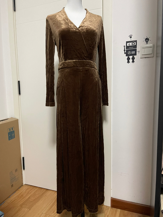 浅棕色金丝绒连体阔腿裤，长袖，秋装 m码，...