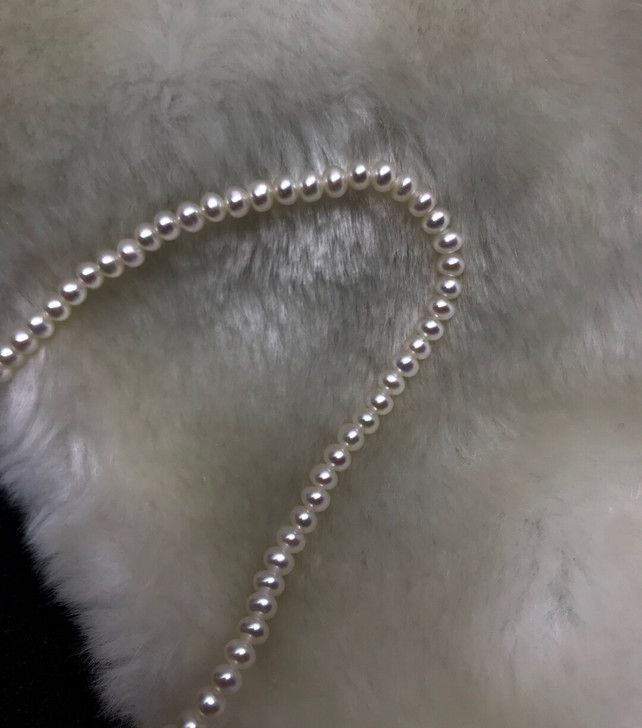珍珠项链 4.5mm大小 很美的光泽，全长...