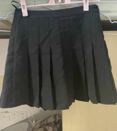 黑色百褶裙l码 包邮全新出 太大了穿不了全...