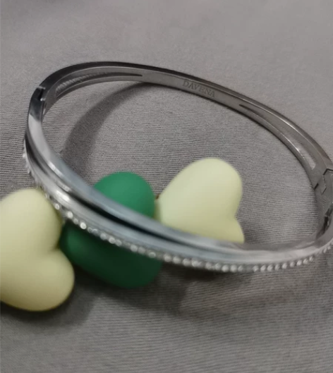 davena小众设计手镯 7成新，微掉钻 ...