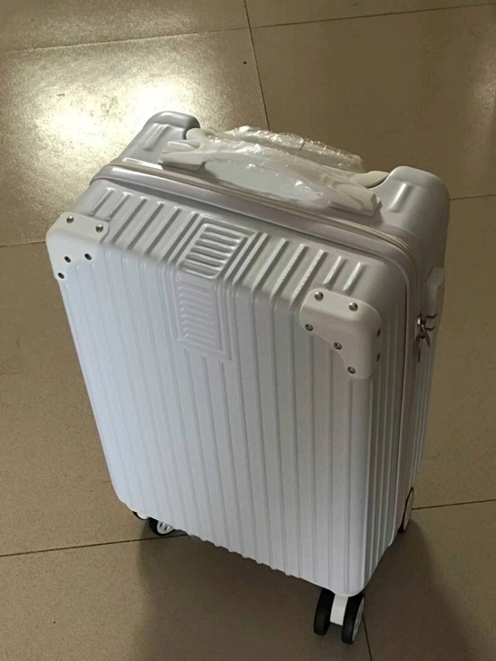 公司活动三等奖中的行李旅行箱，低价转让，全...