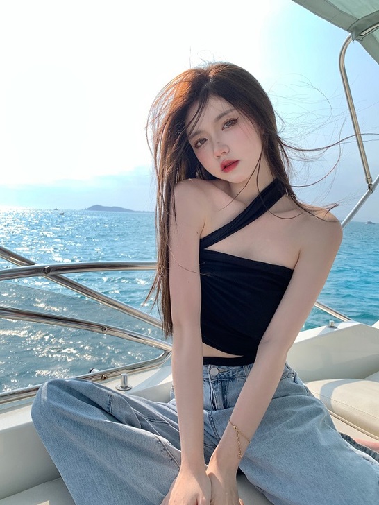 海边穿搭欧美辣妹风挂脖性感吊带打底背心设计...