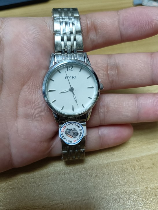 不开店了,便宜卖,全新女款钢手表一个,不退...