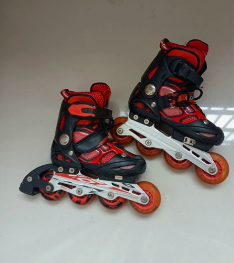 美洲狮轮滑鞋 s码（30-33），夜光正常...