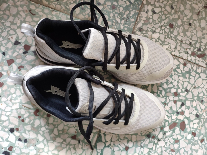 特步运动鞋，40码，八成新。