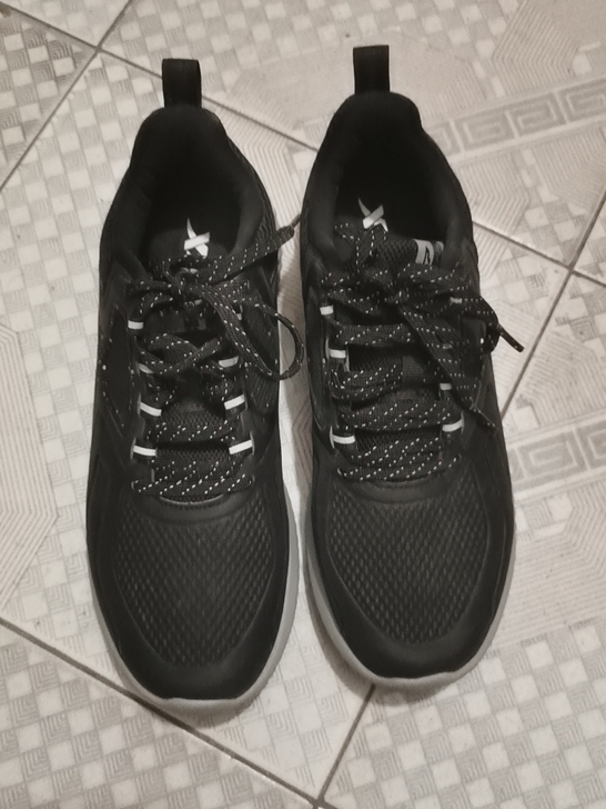 特步轻跑鞋，39码，9新闲置。喜欢带走，可...