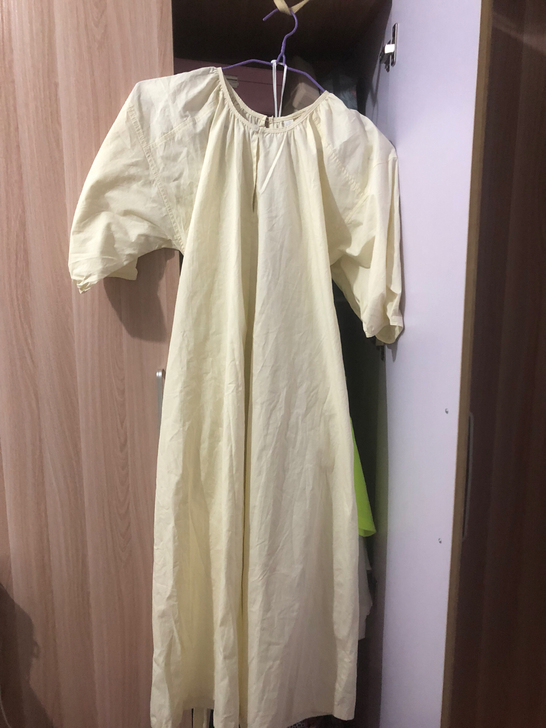 全新显瘦连衣裙，搬家清理。邮费自理。