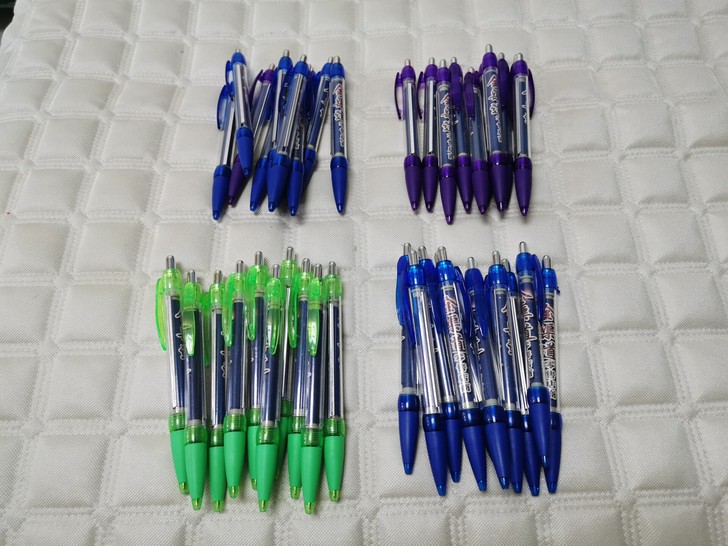 圆珠笔20支。。。。。蓝色和紫色一共20支