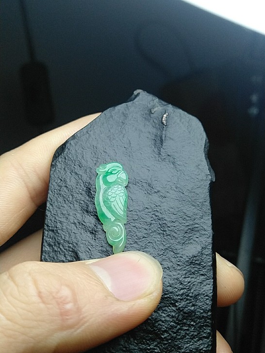 翡翠玉雕小精品鹦鹉吊坠    只为赚取工钱...