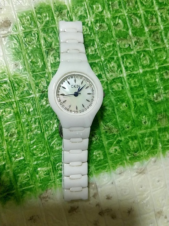 陶瓷手表  买了几年了 没怎么戴过 现在就...