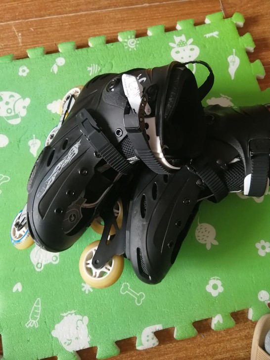 老款飞鹰轮滑鞋43-42码的都可以穿，轮子...