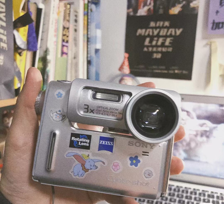 索尼F88数码相机      银色