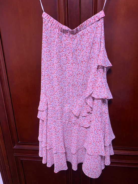 我拍的灯光有色差，裙子全新没穿过