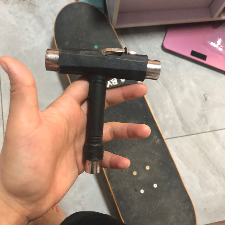 王一博同款大象滑板,由于在封闭学校,滑板在...