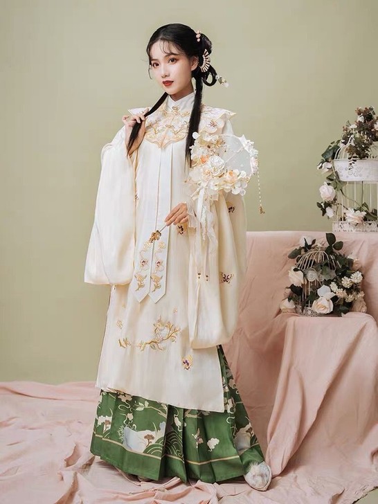 玉术家和望天涯家的两套汉服,150一套