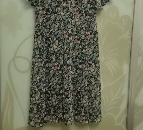 日式小碎花v领性感大牌连衣裙，袖子为荷叶边...