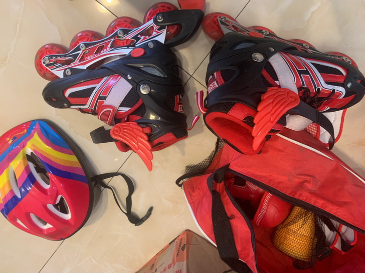 34码滑轮鞋，穿过两次，几乎全新，配件齐全...