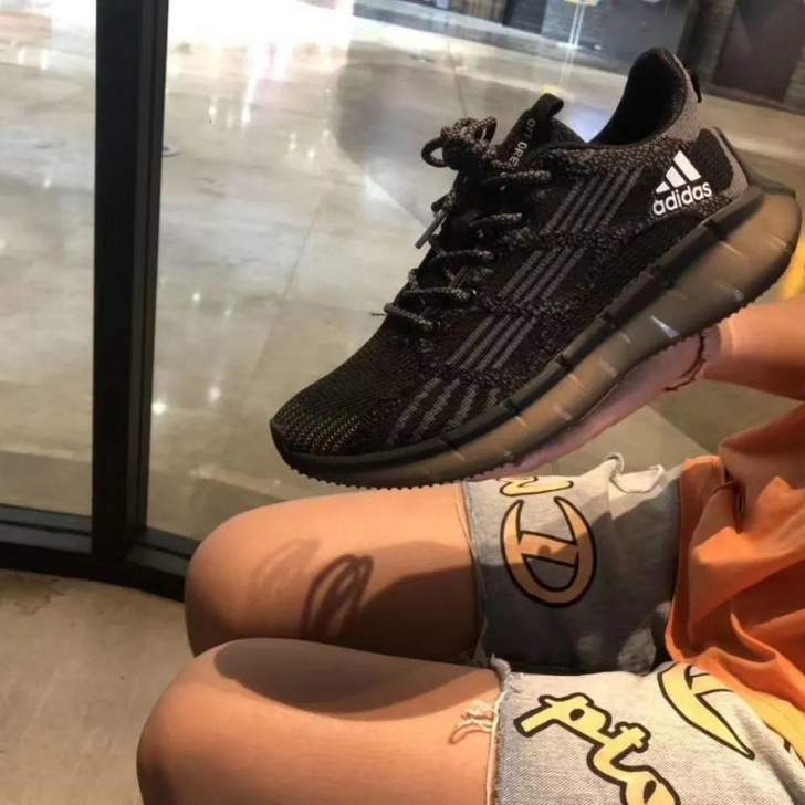 阿迪达斯运动鞋，别人送的，嫌大，在家试穿了...