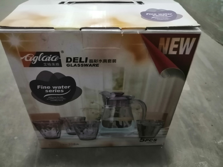 低价出售水晶杯具。全新。一个凉水壶,4个杯...