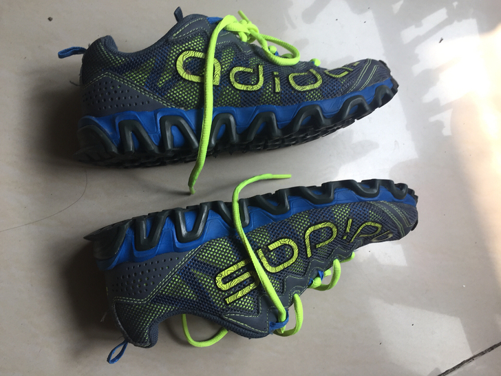 阿迪达斯运动鞋收拾屋子，收拾出来的，38码...