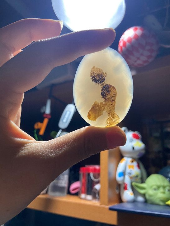 海洋玉髓象形 海洋玉髓：雨中收伞的少女