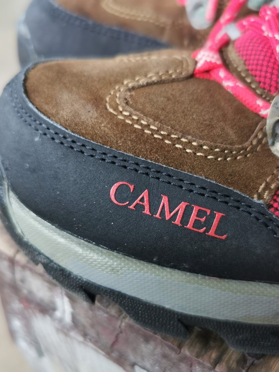 骆驼户外鞋39的  40其实刚好   就细...