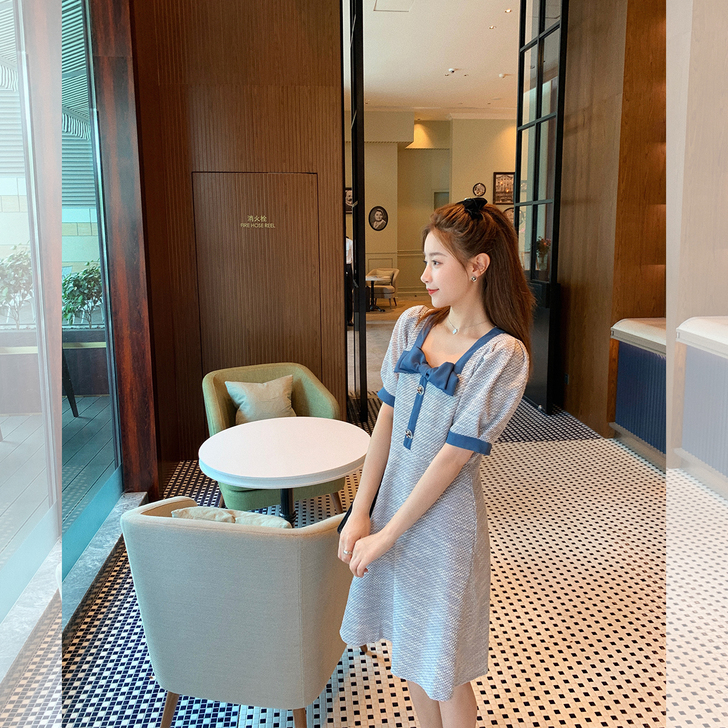 蓝色蝴蝶结泡泡袖连衣裙女2020新款时尚气...