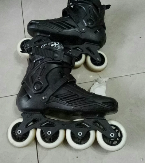 轮滑旱冰鞋，九成新，转手原因，闲置转让 尺...
