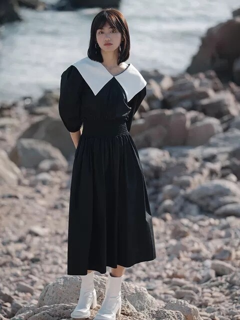 黑色翻领连衣裙设计感小众秋季法式复古中长款...