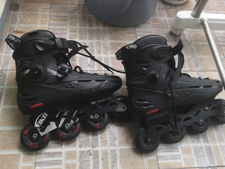 溜冰鞋橙色新，买来学溜冰的就溜过几次然后放...