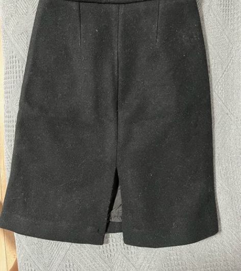 单面呢开衩中裙 有点粘毛 介意勿拍 没发现...