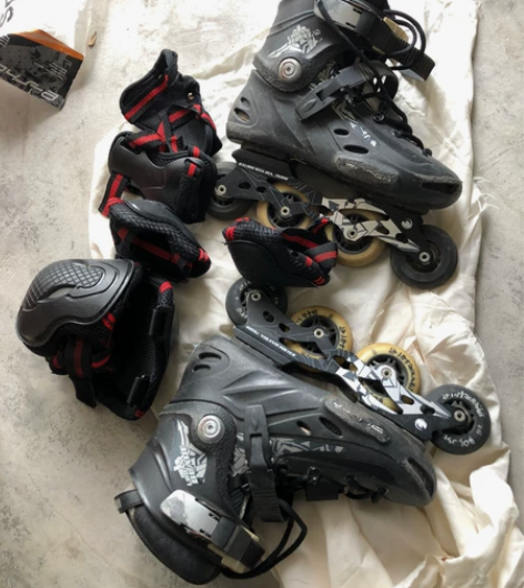 出一双旱冰鞋 带整套防护装备 ，新手拿来练...