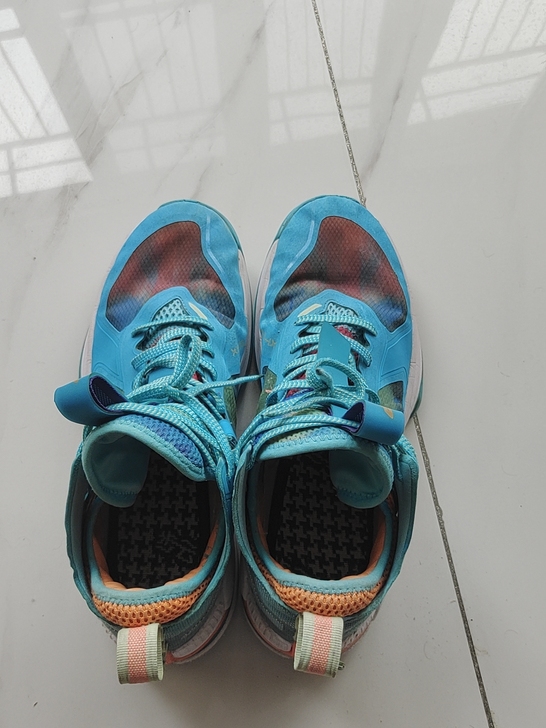 特步45码运动鞋，原价380元购入。孩子穿...