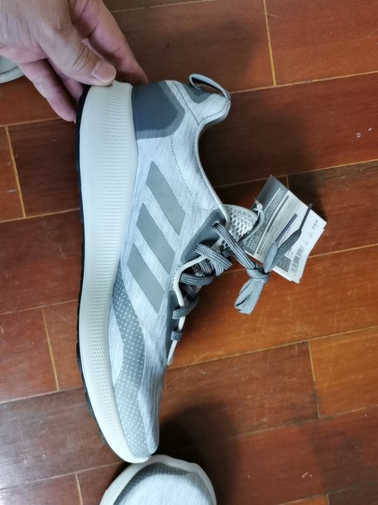 全新！ 日本带会的Adidas。购于著名的...