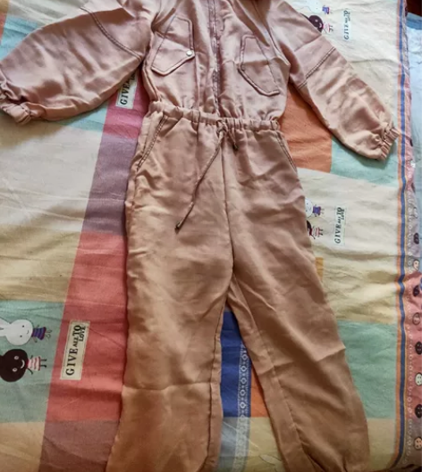 连体裤，粉色，休闲时尚，连帽休闲款。从肩膀...