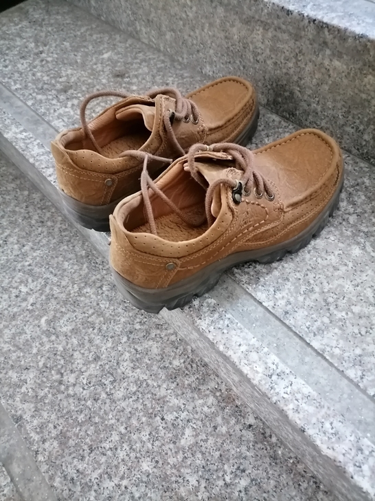 淘宝上买的骆驼鞋，买的是40正码，结果偏大...