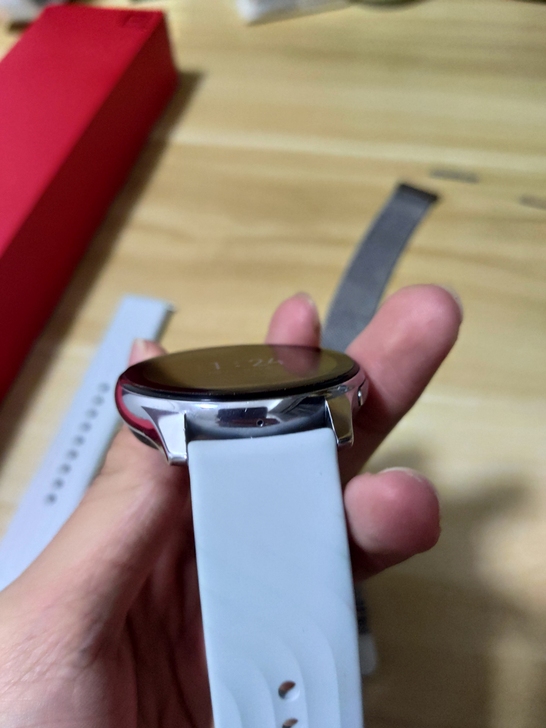 出一个一加watch,边框没磕碰掉漆,正面...