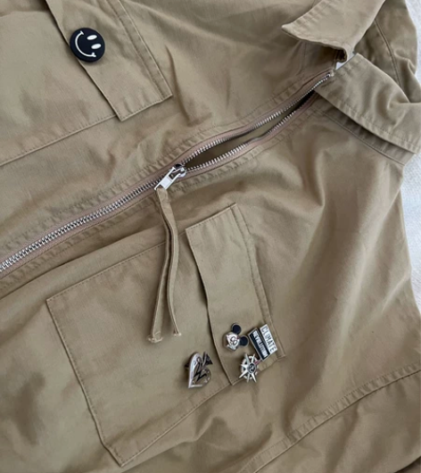 牛仔连体短裤，工装裤，炸街连体裤，带胸针，...