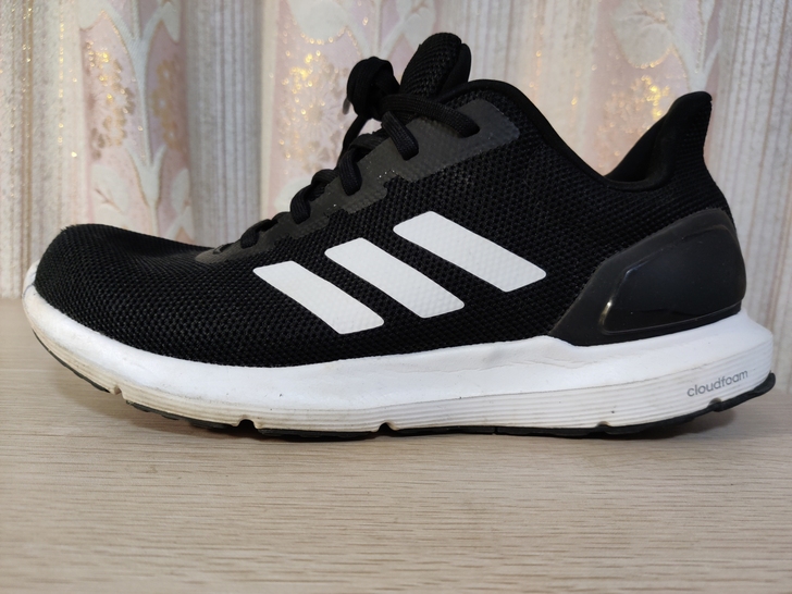 43码Adidas跑鞋，识货购入