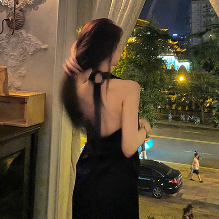 法式黑色挂脖露背连衣裙收腰设计感裙子性感气...