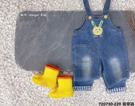 全新转卖儿童童装牛仔背带裤 小兔子可爱卡通...