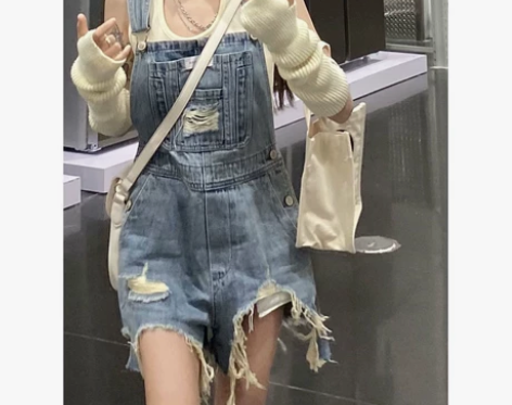 破烂口袋流苏边背带牛仔短裤女夏季新款高腰宽...