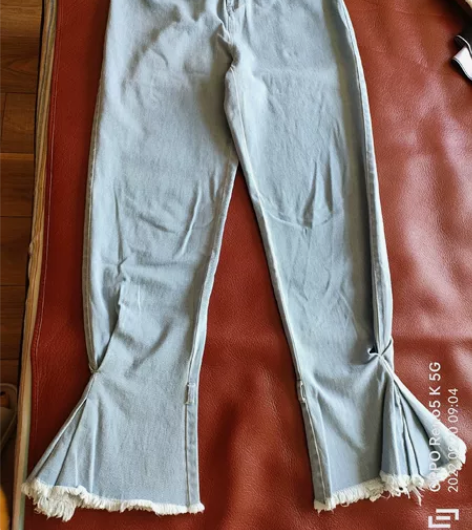 女士中高腰喇叭牛仔裤 腰围74 臀围106...