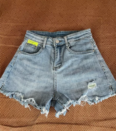 版型超级好的牛仔短裤 侧边开叉S码适合10...