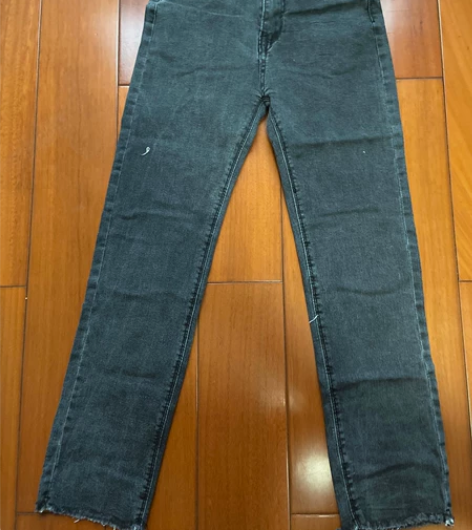 【特价】小直筒女款高腰牛仔裤 实物照片拍摄...