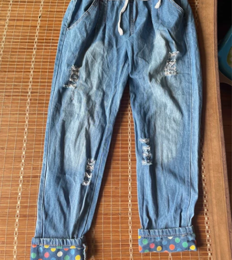 一条宽松的破洞牛仔裤，是松紧带的，穿不了了...