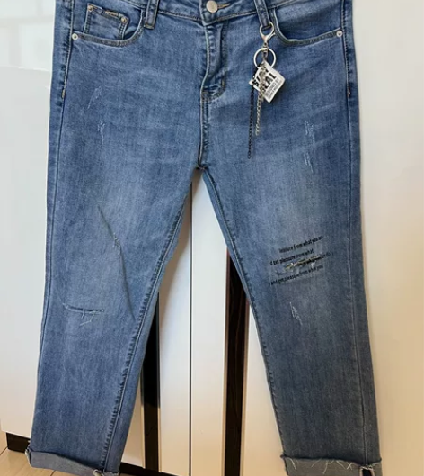 欧货牛仔裤 裤型很好 假破洞 微弹。 平铺...